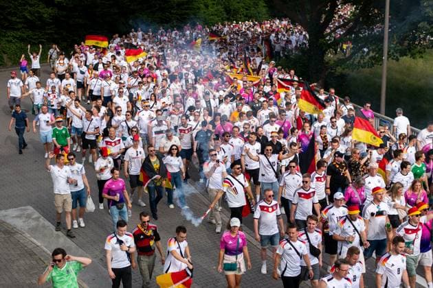 Fanwalk der Fans zum Stadion am Westfalenpark Westfalenhalle, Fan zuendet Pyrotechnik, GER, Germany (GER) vs Denmark (DEN), Fussball Europameisterschaft, UEFA EURO, EM, Europameisterschaft,Fussball 2024, Round of 16, 29.06.2024 GER, Germany (GER) vs Denmark (DEN), Fussball Europameisterschaft, UEFA EURO 2024, Round of 16, 29.06.2024 Dortmund Copyright: xEibner-Pressefoto Memmlerx EP_MMR