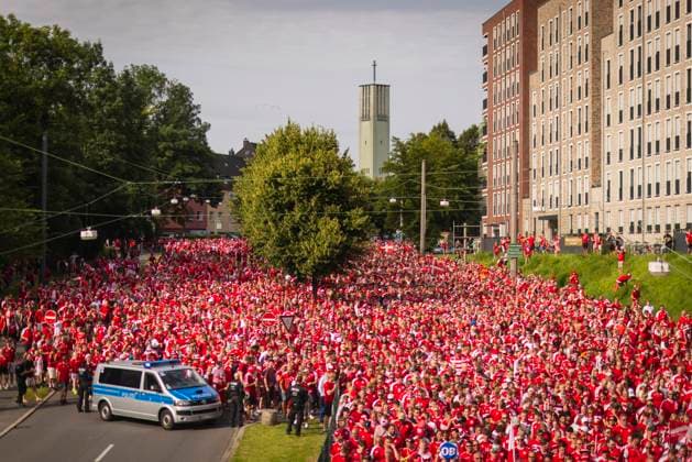 Sport Bilder des Tages Dortmund, Germany. 29th Jun 2024. Danish fans mash from Westpark to the stadium. Germany - Denmark Deutschland - Dänemark 29.06.2024
