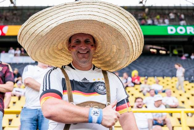 UEFA EURO, EM, Europameisterschaft,Fussball 2024: Deutschland - Dänemark; 29.06.2024 Ein deutscher Fan mit riesigem Hut und Schweißband von 1860 München. UEFA EURO 2024: Deutschland - Dänemark; BVB Stadion Dortmund, Dortmund am 29.06.2024 Copyright: xBEAUTIFULxSPORTS Wunderlx