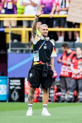 UEFA EURO, EM, Europameisterschaft,Fussball 2024: Deutschland - Dänemark; 29.06.2024 Robert Andrich (Deutschland, 23) winkt bei der Platzbegehung. UEFA EURO 2024: Deutschland - Dänemark; BVB Stadion Dortmund, Dortmund am 29.06.2024 Copyright: xBEAUTIFULxSPORTS Wunderlx