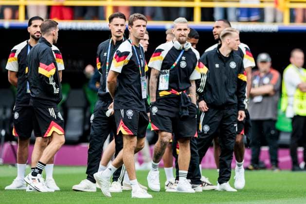 UEFA EURO, EM, Europameisterschaft,Fussball 2024: Deutschland - Dänemark; 29.06.2024 Die deutsche Mannschaft um Thomas Müller (Deutschland, 13) bei der Platzbegehung. UEFA EURO 2024: Deutschland - Dänemark; BVB Stadion Dortmund, Dortmund am 29.06.2024 Copyright: xBEAUTIFULxSPORTS Wunderlx