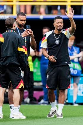 UEFA EURO, EM, Europameisterschaft,Fussball 2024: Deutschland - Dänemark; 29.06.2024 Benjamin Henrichs (Deutschland, 20) winkt bei der Platzbegehung. UEFA EURO 2024: Deutschland - Dänemark; BVB Stadion Dortmund, Dortmund am 29.06.2024 Copyright: xBEAUTIFULxSPORTS Wunderlx