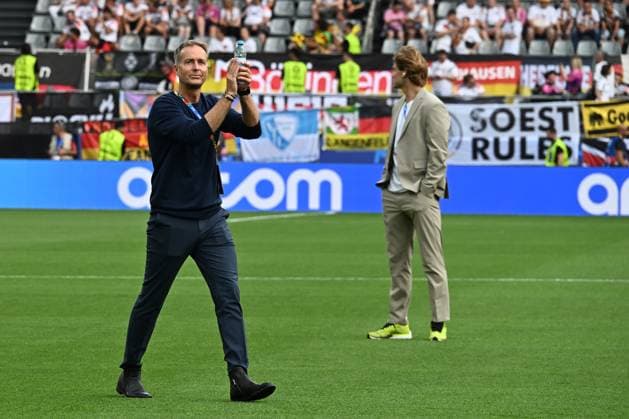 29.06.2024, xsltx, Fussball EM 2024 1 8 Finale, Deutschland - Dänemark emspor, v.l. Trainer Head Coach Kasper Hjulmand (Dänemark Daenemark) bedankt bedanken sich bei den Fans (UEFA REGULATIONS PROHIBIT ANY USE OF PHOTOGRAPHS as IMAGE SEQUENCES and or QUASI-VIDEO) Dortmund