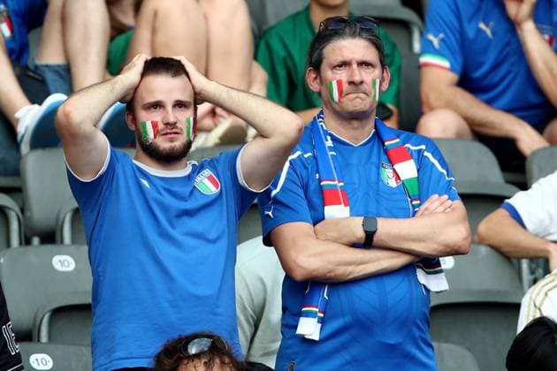 29.06.2024, xtgx, Fussball EM 2024 1 8 Finale, Schweiz - Italien emspor, v.l. Emotionen, Fans, Stimmung, Fahnen, Logo, Italien, Zuschauer, Trikots traurig, enttäuscht, frustriert, niedergeschlagen (UEFA REGULATIONS PROHIBIT ANY USE OF PHOTOGRAPHS as IMAGE SEQUENCES and or QUASI-VIDEO) Berlin