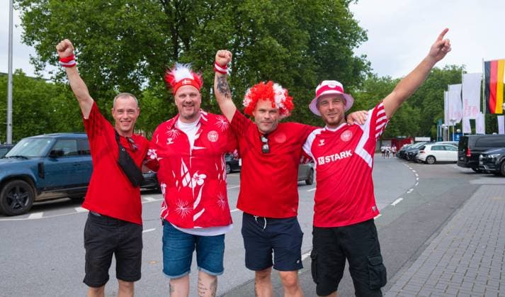 Fans von Daenemark jubeln, UEFA EURO, EM, Europameisterschaft,Fussball 2024 - Round of 16, Germany vs Denmark, BVB Stadion Dortmund am 29. June 2024 in Dortmund, Deutschland. (Foto von Silas Schueller DeFodi Images) Fans of Denmark cheer, UEFA EURO 2024 - Round of 16, Germany vs Denmark, BVB Stadium Dortmund on June 29, 2024 in Dortmund, Germany. (Photo by Silas Schueller DeFodi Images) Defodi-738_738_GERDEN_20240629_140