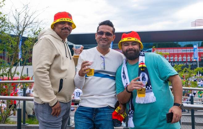 Deutsche Fans lachen, UEFA EURO, EM, Europameisterschaft,Fussball 2024 - Round of 16, Germany vs Denmark, BVB Stadion Dortmund am 29. June 2024 in Dortmund, Deutschland. (Foto von Silas Schueller DeFodi Images) Fans of Germany smile, UEFA EURO 2024 - Round of 16, Germany vs Denmark, BVB Stadium Dortmund on June 29, 2024 in Dortmund, Germany. (Photo by Silas Schueller DeFodi Images) Defodi-738_738_GERDEN_20240629_144