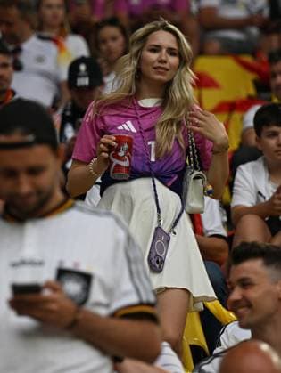 29.06.2024, xpsx, Fussball EM 2024 1 8 Finale, Deutschland - Dänemark emspor, v.l. Anika Bissel, die Frau von Torwart Manuel Neuer (DFL DFB REGULATIONS PROHIBIT ANY USE OF PHOTOGRAPHS as IMAGE SEQUENCES and or QUASI-VIDEO) Dortmund