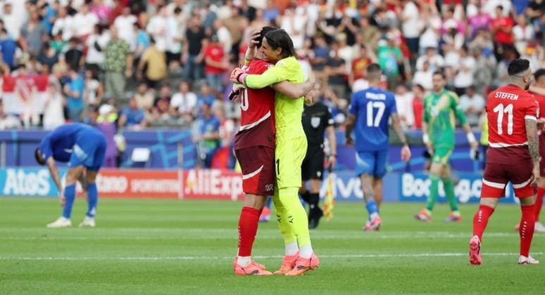Granit Xhaka jubelt nach Sielende mit Torwart Yann Sommer Freude Emotion Jubel Fußball Fussball Europameisterschaft Euro 2024 EM Herren Saison 2023 2024 29.06.2024 Schweiz SUI vs. Italien ITA in Berlin DFL regulations prohibit any use of photographs as image sequences and or quasi-video.