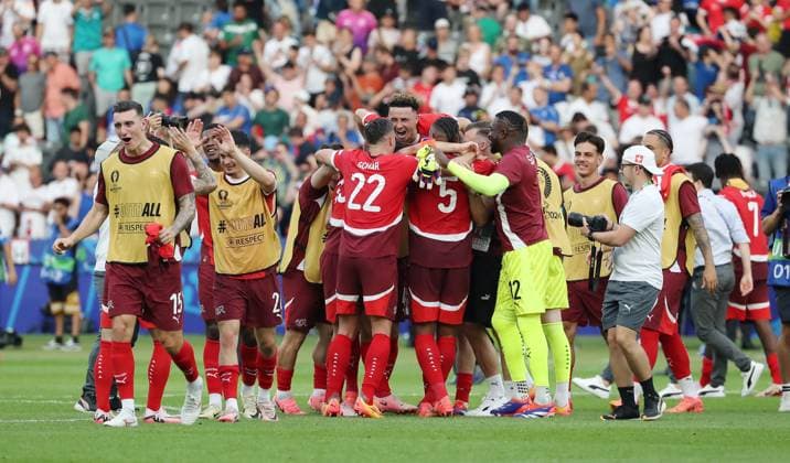 Schweizer Mannschaft jubelt nach Spielende 2:0 Sieg Freude Emotion Jubel Fußball Fussball Europameisterschaft Euro 2024 EM Herren Saison 2023 2024 29.06.2024 Schweiz SUI vs. Italien ITA in Berlin DFL regulations prohibit any use of photographs as image sequences and or quasi-video.