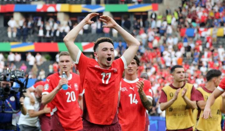 Ruben Vargas, Schweizer Mannschaft jubelt nach Spielende 2:0 Sieg Freude Emotion Jubel Fußball Fussball Europameisterschaft Euro 2024 EM Herren Saison 2023 2024 29.06.2024 Schweiz SUI vs. Italien ITA in Berlin DFL regulations prohibit any use of photographs as image sequences and or quasi-video.