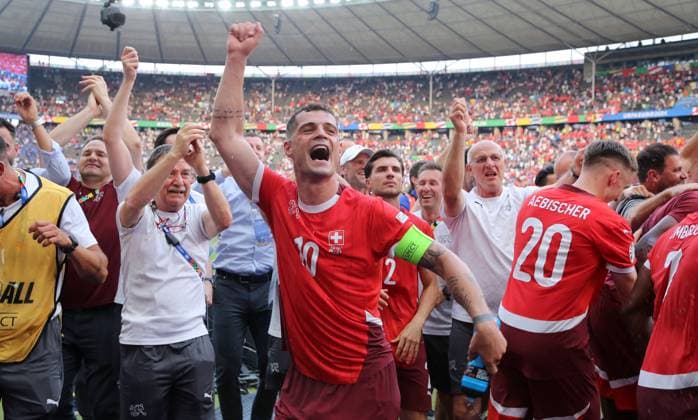 Granit Xhaka, Schweizer Mannschaft jubelt nach Spielende 2:0 Sieg Freude Emotion Jubel Fußball Fussball Europameisterschaft Euro 2024 EM Herren Saison 2023 2024 29.06.2024 Schweiz SUI vs. Italien ITA in Berlin DFL regulations prohibit any use of photographs as image sequences and or quasi-video.
