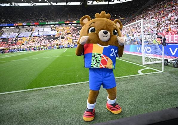 29.06.2024, xpsx, Fussball EM 2024 1 8 Finale, Deutschland - Dänemark emspor, v.l. Das offizielle Maskottchen der UEFA EURO, EM, Europameisterschaft,Fussball 2024 heißt Albärt. (DFL DFB REGULATIONS PROHIBIT ANY USE OF PHOTOGRAPHS as IMAGE SEQUENCES and or QUASI-VIDEO) Dortmund