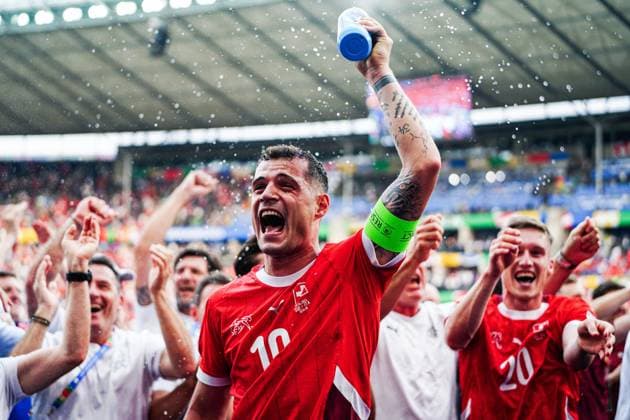 Granit Xhaka (Schweiz, 10) feiert jubelt mit den Fans nach Sieg Spielende GER, Schweiz vs. Italien, Fussball Europameisterschaft, UEFA EURO, EM, Europameisterschaft,Fussball 2024, Achtelfinale, 29.06.2024 GER, Schweiz vs. Italien, Fussball Europameisterschaft, UEFA Euro 2024, Achtelfinale, 29.06.2024 Berlin *** Granit Xhaka Switzerland, 10 celebrates with the fans after the end of the match GER, Switzerland vs Italy, European Football Championship, UEFA Euro 2024, Round of 16, 29 06 2024 GER, Switzerland vs Italy, European Football Championship, UEFA Euro 2024, Round of 16, 29 06 2024 Berlin Copyright: xEibner-Pressefoto MarcelxvonxFehrnx EP_MFN