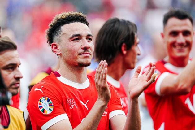 Ruben Vargas (Schweiz, 17) feiert jubelt mit den Fans nach Sieg Spielende GER, Schweiz vs. Italien, Fussball Europameisterschaft, UEFA EURO, EM, Europameisterschaft,Fussball 2024, Achtelfinale, 29.06.2024 GER, Schweiz vs. Italien, Fussball Europameisterschaft, UEFA Euro 2024, Achtelfinale, 29.06.2024 Berlin Copyright: xEibner-Pressefoto MarcelxvonxFehrnx EP_MFN