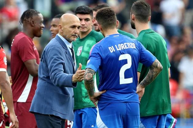 29.06.2024, xtgx, Fussball EM 2024 1 8 Finale, Schweiz - Italien emspor, v.l. Trainer Head Coach Luciano Spalletti (Italien) Giovanni Di Lorenzo (Italien) traurig, enttäuscht, frustriert, niedergeschlagen (UEFA REGULATIONS PROHIBIT ANY USE OF PHOTOGRAPHS as IMAGE SEQUENCES and or QUASI-VIDEO) Berlin