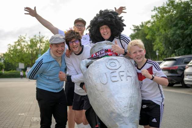 Feature, Fans aus GER mit dem EM Pokal, verkleidet als Franz Beckenbauer, Paul Breitner, Gerd Mueller, Achtelfinale, Match M37, Deutschland (GER) - Daenemark (DEN), am 29.06.2024 in Dortmund Deutschland. Fussball Europameisterschaft 2024 vom 14.06. - 14.07.2024 in Deutschland. Â
