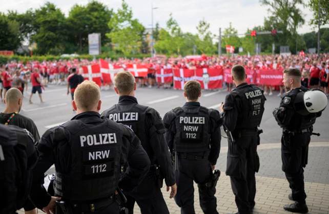 Feature, Polizei, Sicherheit, Polizisten, Einsatz, sichern den Fanmarsch DEN, Achtelfinale, Match M37, Deutschland (GER) - Daenemark (DEN), am 29.06.2024 in Dortmund Deutschland. Fussball Europameisterschaft 2024 vom 14.06. - 14.07.2024 in Deutschland. Â