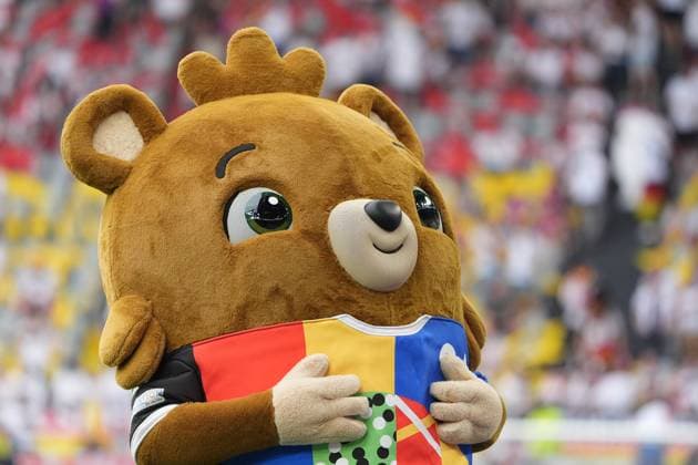 Maskottchen Albärt geht herum - Dortmund 29.06.2024: Deutschland vs. Dänemark, EURO2024 M37, Achtelfinale, EM-Arena Dortmund