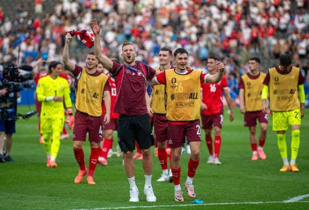 Fussball, Herren, Saison 2023 24, Euro 2024 (Achtelfinale) in Berlin, Schweiz - Italien, v.l. Silvan Widmer (Schweiz), Fabian Rieder (Schweiz), Jubel nach Abpfiff, 29.06. 2024, Copyright: xSebastianxRäppold MatthiasxKochx