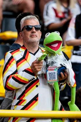 UEFA EURO, EM, Europameisterschaft,Fussball 2024: Deutschland - Dänemark; 29.06.2024 Ein Deutschlandfan mit Kermit als Handpuppe. UEFA EURO 2024: Deutschland - Dänemark; BVB Stadion Dortmund, Dortmund am 29.06.2024 Copyright: xBEAUTIFULxSPORTS Wunderlx