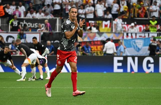 29.06.2024, xsltx, Fussball EM 2024 1 8 Finale, Deutschland - Dänemark emspor, v.l. Yussuf Yurary Poulsen (Dänemark Daenemark) bedankt bedanken sich bei den Fans (DFL DFB REGULATIONS PROHIBIT ANY USE OF PHOTOGRAPHS as IMAGE SEQUENCES and or QUASI-VIDEO) Dortmund