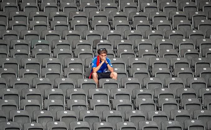 Fussball, Herren, Saison 2023 24, Euro 2024 (Achtelfinale) in Berlin, Schweiz - Italien, Fans von Italien, Enttäuschung nach Abpfiff, 29.06. 2024, Copyright: xSebastianxRäppold MatthiasxKochx