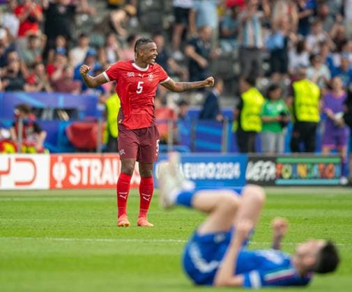 Fussball, Herren, Saison 2023 24, Euro 2024 (Achtelfinale) in Berlin, Schweiz - Italien, v.l. Manuel Akanji (Schweiz), Jubel nach Abpfiff, links liegt Alessandro Bastoni (Italien) am Boden, 29.06. 2024, Copyright: xSebastianxRäppold MatthiasxKochx