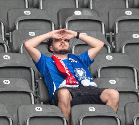 Fussball, Herren, Saison 2023 24, Euro 2024 (Achtelfinale) in Berlin, Schweiz - Italien, Fans von Italien, Enttäuschung nach Abpfiff, 29.06. 2024, Copyright: xSebastianxRäppold MatthiasxKochx