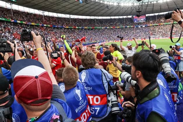 Fotografen nach dem Sieg der Schweiz , Fussball, UEFA , Europa Meisterschaft, (Achtelfinale) 2024, Schweiz vs. Italien, 29.06.2024, Olympiastadion Berlin, Berlin, Deutschland Berlin Olympiastadion Berlin Berlin Deutschland Copyright: xGrantxHubbsx
