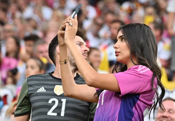 29.06.2024, xscotx, Fussball EM 2024 Achtelfinale, Deutschland - Dänemark, emspor, v.l. Sara Gündogan, die Frau von Ilkay Gündogan Dortmund