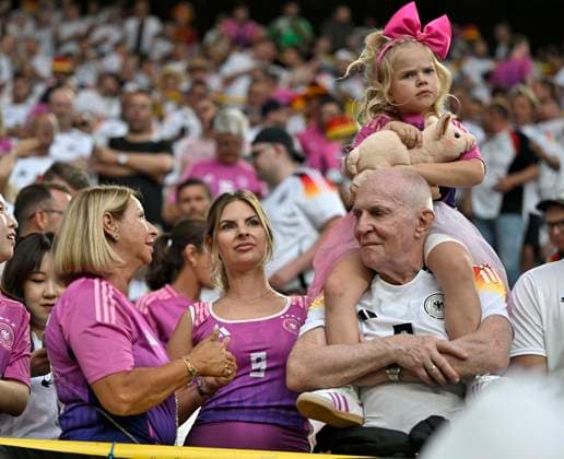 29.06.2024, Fussball UEFA EURO, EM, Europameisterschaft,Fussball 2024, Achtelfinale, Deutschland - Dänemark, in der BVB-Arena Dortmund, Lisa die Frau von Niclas Füllkrug (Deutschland) mit Tochter und Familie
