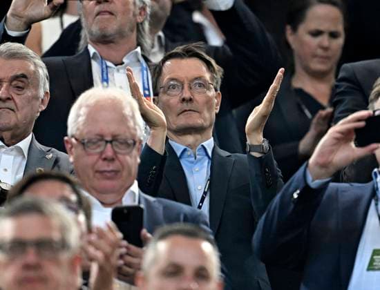 29.06.2024, Fussball UEFA EURO, EM, Europameisterschaft,Fussball 2024, Achtelfinale, Deutschland - Dänemark, in der BVB-Arena Dortmund, Karl Lauterbach (Deutschland) klatscht