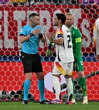 29.06.2024, Fussball UEFA EURO, EM, Europameisterschaft,Fussball 2024, Achtelfinale, Deutschland - Dänemark, in der BVB-Arena Dortmund, Ilkay Gündogan (Deutschland) diskutiert mit Michael Oliver (England)