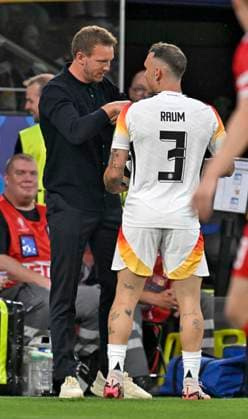 29.06.2024, Fussball UEFA EURO, EM, Europameisterschaft,Fussball 2024, Achtelfinale, Deutschland - Dänemark, in der BVB-Arena Dortmund, v.l. Trainer Julian Nagelsmann (Deutschland) spricht mit David Raum (Deutschland)