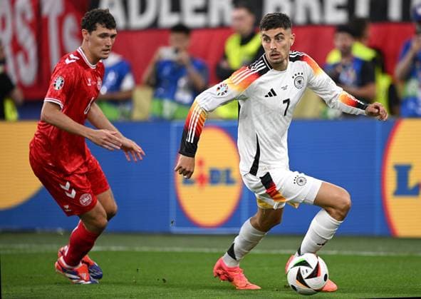 Fussball Euro 2024 Achtelfinale 29.06.2024 Deutschland - Daenemark Andreas Christensen (li, Daenemark) gegen Kai Havertz (re, Deutschland)