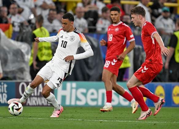 29.06.2024, Fussball UEFA EURO, EM, Europameisterschaft,Fussball 2024, Achtelfinale, Deutschland - Dänemark, in der BVB-Arena Dortmund, Jamal Musiala (Deutschland) setzt sich durch.