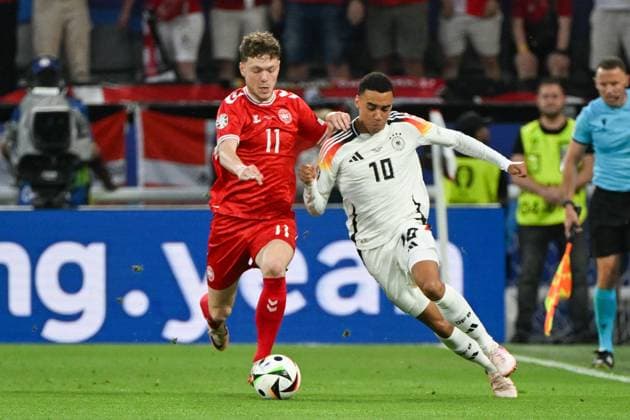 Fußball, Herren, Saison 2023 24, Euro EM 2024 (Achtelfinale in Dortmund), Deutschland - Dänemark, Andreas Skov Olsen (Dänemark) und Jamal Musiala (Deutschland) im Zweikampf , 29.06. 2024, Copyright: xMatthiasxKochx