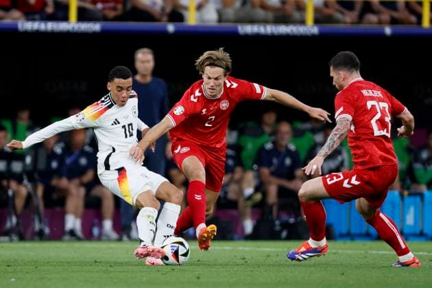 Germany v Denmark: Round of 16 - UEFA EURO, EM, Europameisterschaft,Fussball 2024 Jamal Musiala of Germany and Joachim Andersen of Denmark and Pierre-Emile Hojbjerg of Denmark challenge during the UEFA EURO 2024 round of 16 match between Germany and Denmark at Football Stadium Dortmund on June 29, 2024 in Dortmund, Germany. Dortmund Football Stadium Dortmund Germany Germany Copyright: xRichardxSellers Sportsphoto APLx 14043110