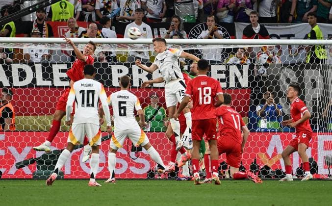 29.06.2024, xsltx, Fussball EM 2024 1 8 Finale, Deutschland - Dänemark emspor, v.l. Nico Schlotterbeck (Deutsche Fussball Nationalmanschaft DFB), Joachim Christian Andersen (Dänemark Daenemark), Kasper Schmeichel (Dänemark Daenemark) Foulspiel Kein Tor (DFL DFB REGULATIONS PROHIBIT ANY USE OF PHOTOGRAPHS as IMAGE SEQUENCES and or QUASI-VIDEO) Dortmund