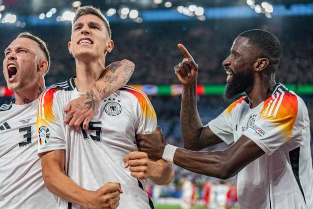 Antonio Ruediger (Deutschland 02)Nico Schlotterbeck (Deutschland 15) und David Raum (Deutschland 03) jubeln nach dem Abseitstor von Nico Schlotterbeck (Deutschland 15) Deutschland vs. Daenemark, Herren, Fussball, Achtelfinale, EURO 2024, 29.06.2024, Europameisterschaft Deutschland vs. Daenemark, Herren, Fussball, Achtelfinale, EURO 2024, 29.06.2024, Europameisterschaft Dortmund Copyright: xEibner-Pressefoto BahhoxKarax EP_GER