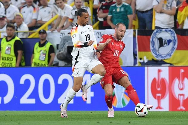 Fußball UEFA EURO, EM, Europameisterschaft,Fussball 2024 Achtelfinale Deutschland - Dänemark am 29.06.2024 im BVB Stadion Dortmund in Dortmund Leroy Sane ( Deutschland ), links - Christian Eriksen ( Dänemark ), rechts
