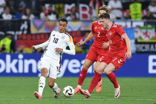 Fußball UEFA EURO, EM, Europameisterschaft,Fussball 2024 Achtelfinale Deutschland - Dänemark am 29.06.2024 im BVB Stadion Dortmund in Dortmund Jamal Musiala ( Deutschland ), links - Joachim Andersen ( Dänemark ), mitte - Andreas Skov Olsen ( Dänemark ), rechts