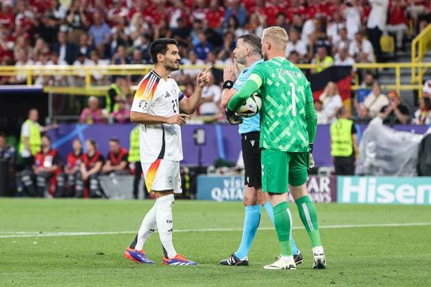 Fussball, UEFA EURO, EM, Europameisterschaft,Fussball 2024 Achtelfinale Deutschland - Dänemark 29.06.2024, BVB Stadium Dortmund Ilkay Gündogan (Deutschland, 21) Michael Oliver (Schiedsrichter) Kasper Schmeichel (Dänemark, 1) Dortmund BVB Stadium Dortmund Nordrhein-Westfahlen Deutschland