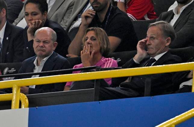 29.06.2024, Fussball UEFA EURO, EM, Europameisterschaft,Fussball 2024, Achtelfinale, Deutschland - Dänemark, in der BVB-Arena Dortmund, v.l. Bundeskanzler Olaf Scholz (Deutschland), Britta Ernst (Deutschland) und Hans-Joachim Watzke (Deutschland)