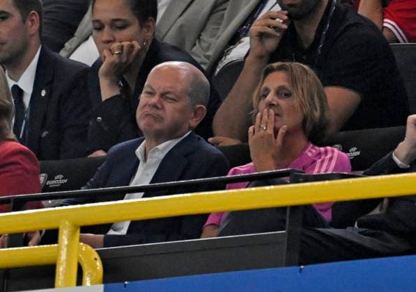 29.06.2024, Fussball UEFA EURO, EM, Europameisterschaft,Fussball 2024, Achtelfinale, Deutschland - Dänemark, in der BVB-Arena Dortmund, v.l. Bundeskanzler Olaf Scholz (Deutschland), Britta Ernst (Deutschland)