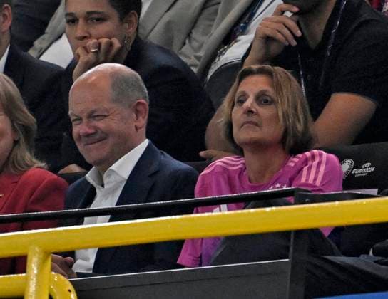 29.06.2024, Fussball UEFA EURO, EM, Europameisterschaft,Fussball 2024, Achtelfinale, Deutschland - Dänemark, in der BVB-Arena Dortmund, v.l. Bundeskanzler Olaf Scholz (Deutschland), Britta Ernst (Deutschland)