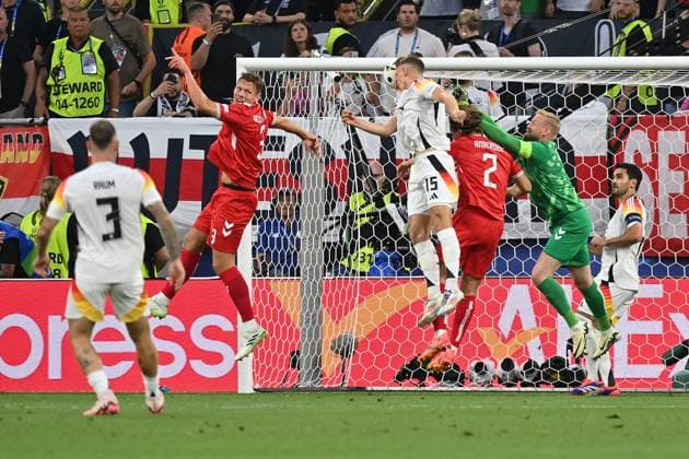 29.06.2024, xjrdrx, Fussball EM 2024 1 8 Finale, Deutschland - Dänemark emspor, v.l. Nico Schlotterbeck (Deutsche Fussball Nationalmanschaft DFB) das vemeintliche Tor zum 1:0 Kasper Schmeichel (Dänemark Daenemark) (UEFA REGULATIONS PROHIBIT ANY USE OF PHOTOGRAPHS as IMAGE SEQUENCES and or QUASI-VIDEO) Dortmund