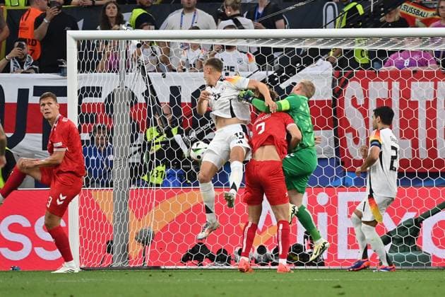 29.06.2024, xjrdrx, Fussball EM 2024 1 8 Finale, Deutschland - Dänemark emspor, v.l. Nico Schlotterbeck (Deutsche Fussball Nationalmanschaft DFB) das vemeintliche Tor zum 1:0 Kasper Schmeichel (Dänemark Daenemark) (UEFA REGULATIONS PROHIBIT ANY USE OF PHOTOGRAPHS as IMAGE SEQUENCES and or QUASI-VIDEO) Dortmund