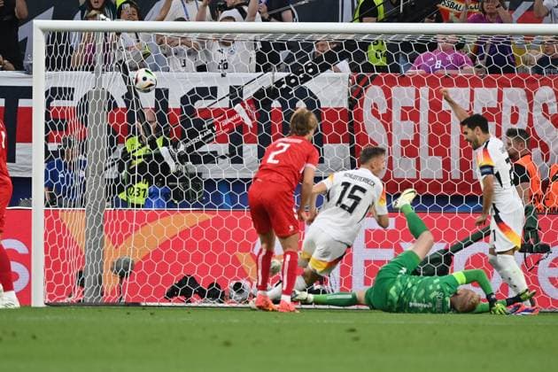 29.06.2024, xjrdrx, Fussball EM 2024 1 8 Finale, Deutschland - Dänemark emspor, v.l. Nico Schlotterbeck (Deutsche Fussball Nationalmanschaft DFB) das vemeintliche Tor zum 1:0 Kasper Schmeichel (Dänemark Daenemark) (UEFA REGULATIONS PROHIBIT ANY USE OF PHOTOGRAPHS as IMAGE SEQUENCES and or QUASI-VIDEO) Dortmund