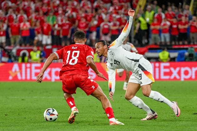 Fußball, Herren, Saison 2023 24, Euro EM 2024 (Achtelfinale in Dortmund), Deutschland - Dänemark, Alexander Bah (Dänemark) und Leroy Sane (Deutschland) im Zweikampf , 29.06. 2024, Copyright: xMatthiasxKochx